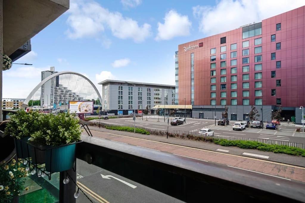 Luxury Huge Modern Open Plan 2bedroom Flat - Free Private Parking & Balcony Located At The Ovo Hydro And Sec Centre