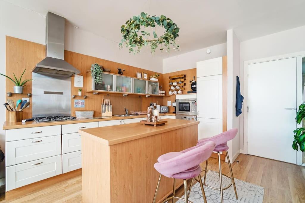 Apartment Luxury Huge Modern Open Plan 2bedroom Flat - Free Private Parking & Balcony Located At The Ovo Hydro And Sec Centre