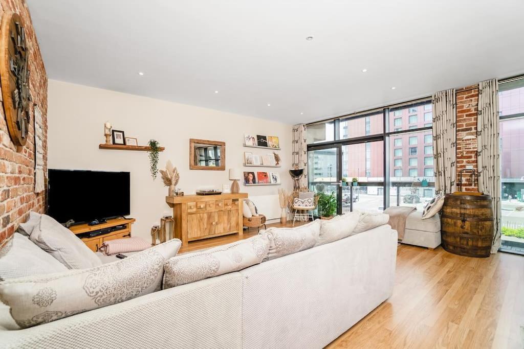 Apartment Luxury Huge Modern Open Plan 2bedroom Flat - Free Private Parking & Balcony Located At The Ovo Hydro And Sec Centre *