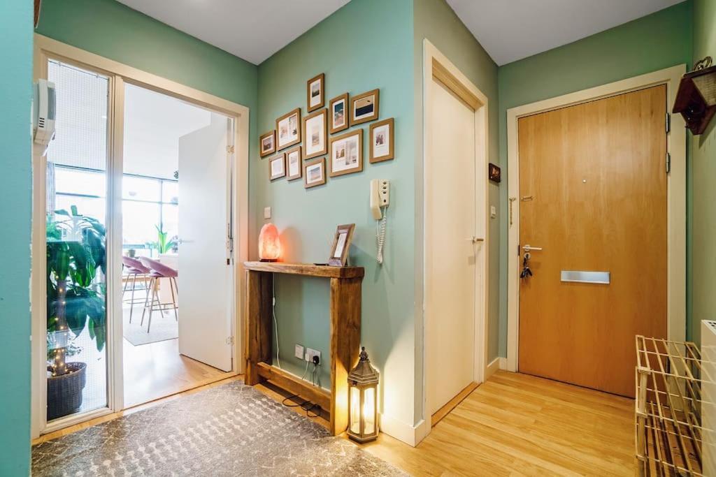 Luxury Huge Modern Open Plan 2bedroom Flat - Free Private Parking & Balcony Located At The Ovo Hydro And Sec Centre
