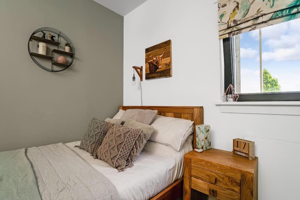 Apartment Luxury Huge Modern Open Plan 2bedroom Flat - Free Private Parking & Balcony Located At The Ovo Hydro And Sec Centre *