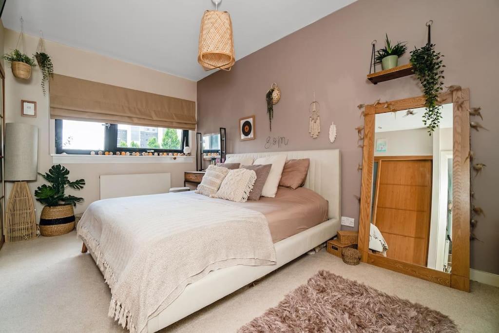 Apartment Luxury Huge Modern Open Plan 2bedroom Flat - Free Private Parking & Balcony Located At The Ovo Hydro And Sec Centre