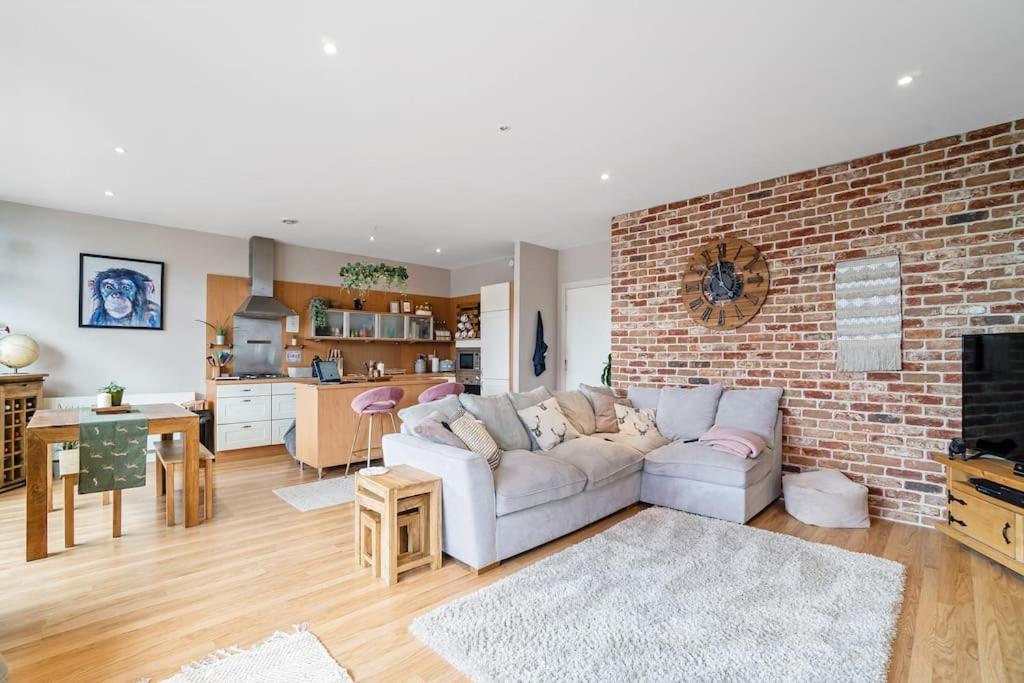 Apartment Luxury Huge Modern Open Plan 2bedroom Flat - Free Private Parking & Balcony Located At The Ovo Hydro And Sec Centre
