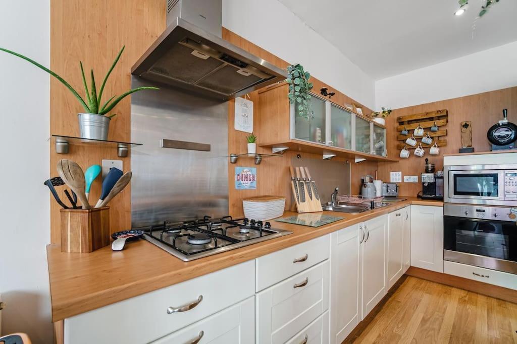 Luxury Huge Modern Open Plan 2bedroom Flat - Free Private Parking & Balcony Located At The Ovo Hydro And Sec Centre