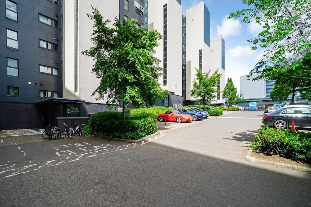 Apartment Luxury Huge Modern Open Plan 2bedroom Flat - Free Private Parking & Balcony Located At The Ovo Hydro And Sec Centre *