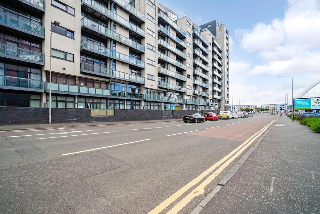 Luxury Huge Modern Open Plan 2bedroom Flat - Free Private Parking & Balcony Located At The Ovo Hydro And Sec Centre