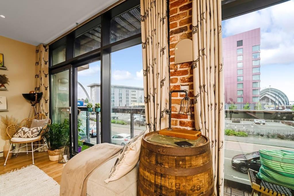 Luxury Huge Modern Open Plan 2bedroom Flat - Free Private Parking & Balcony Located At The Ovo Hydro And Sec Centre Glasgow